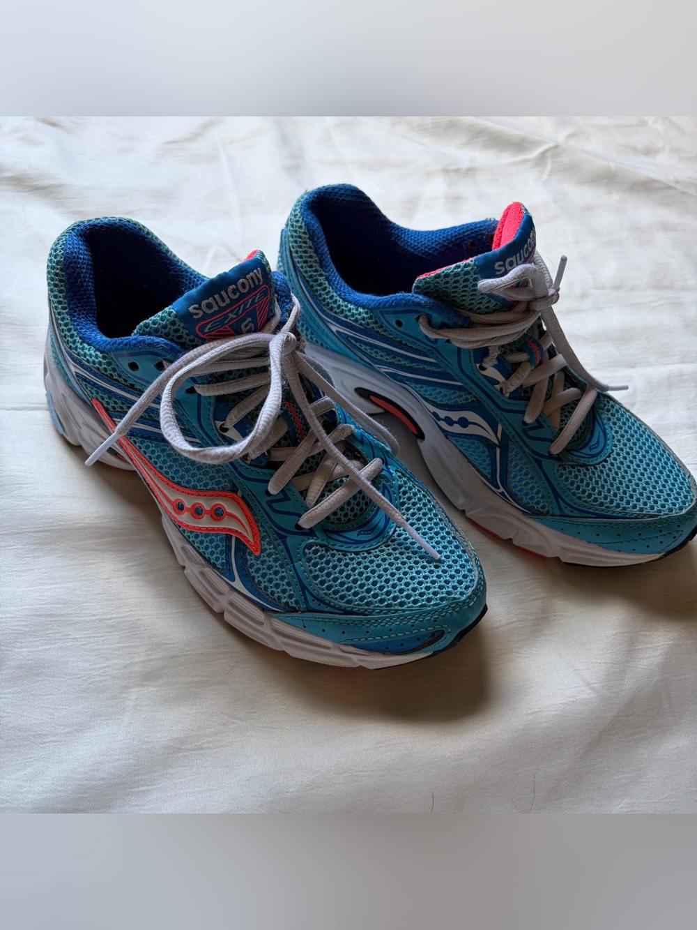 Saucony blue running shoes size W6